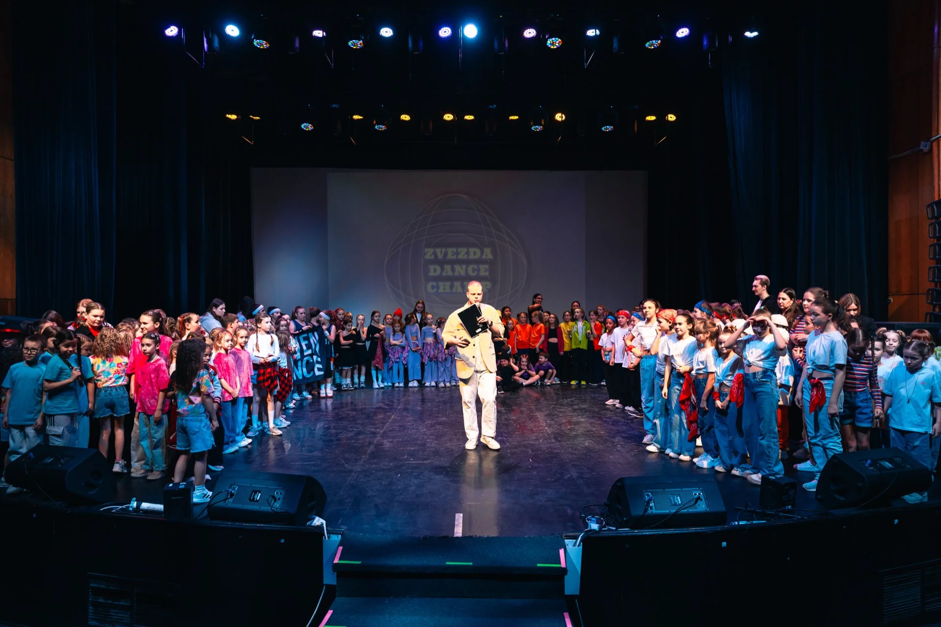 Танцоры на сцене