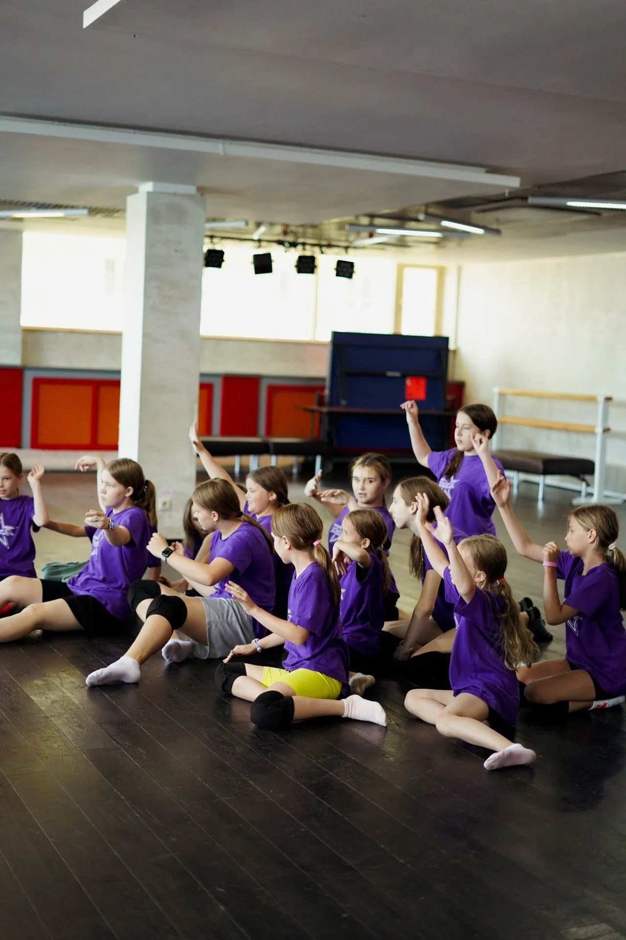 Занятие танцами в студии