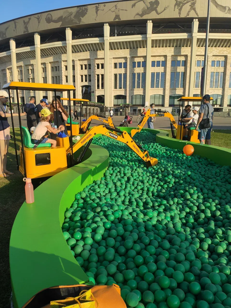 Площадка у стадиона