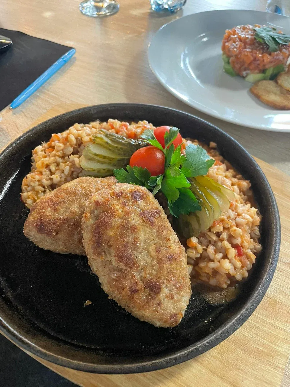 Обед — горячее с гарниром