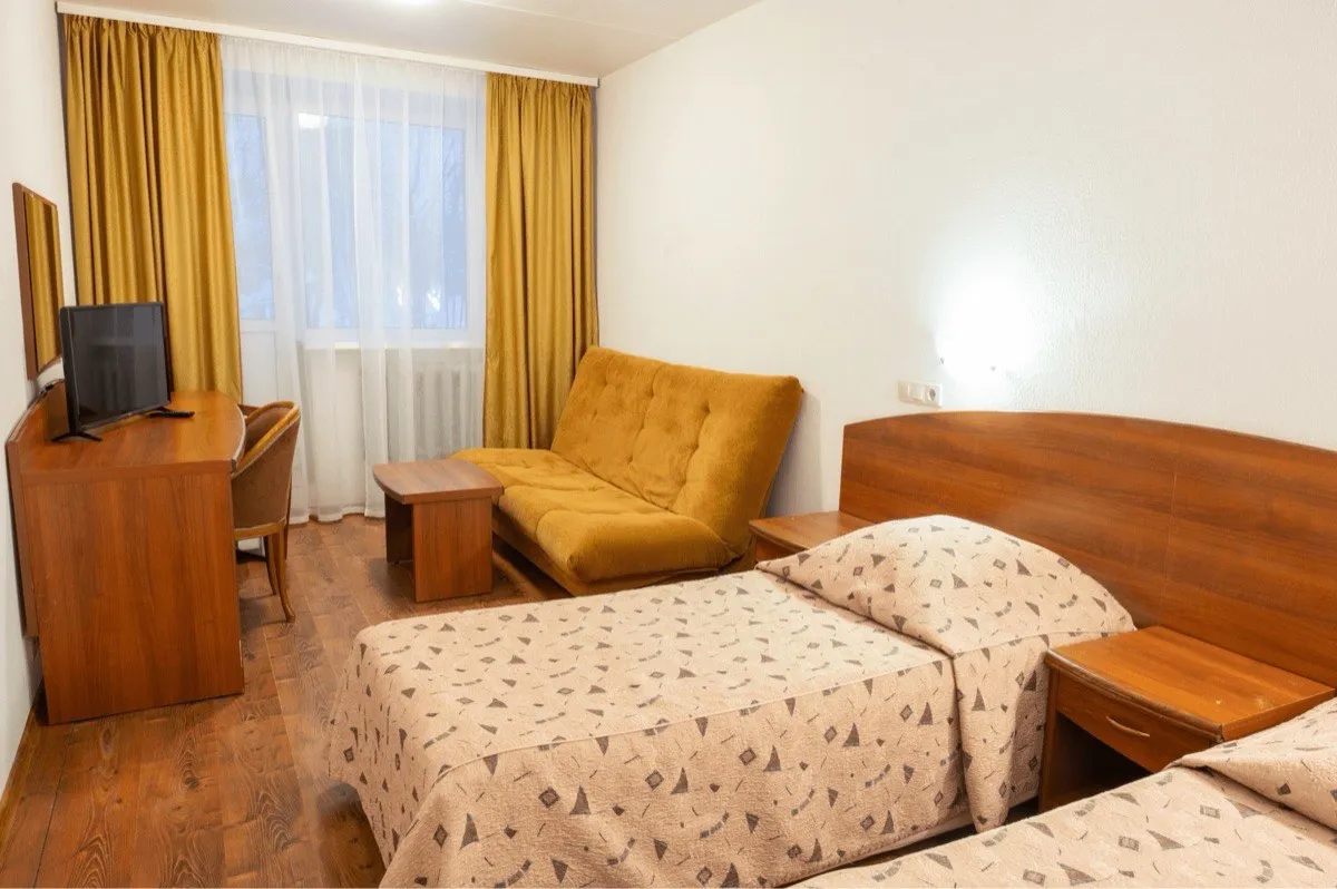 Номер проживания — с диваном