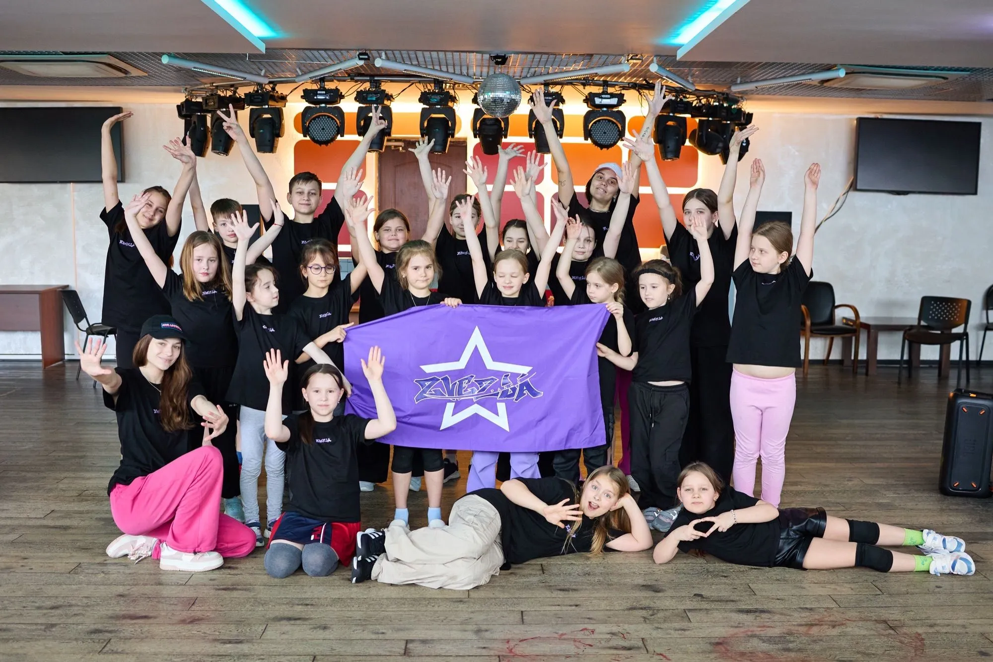 Детский танцевальный лагерь Звезда — дети танцуют на сцене