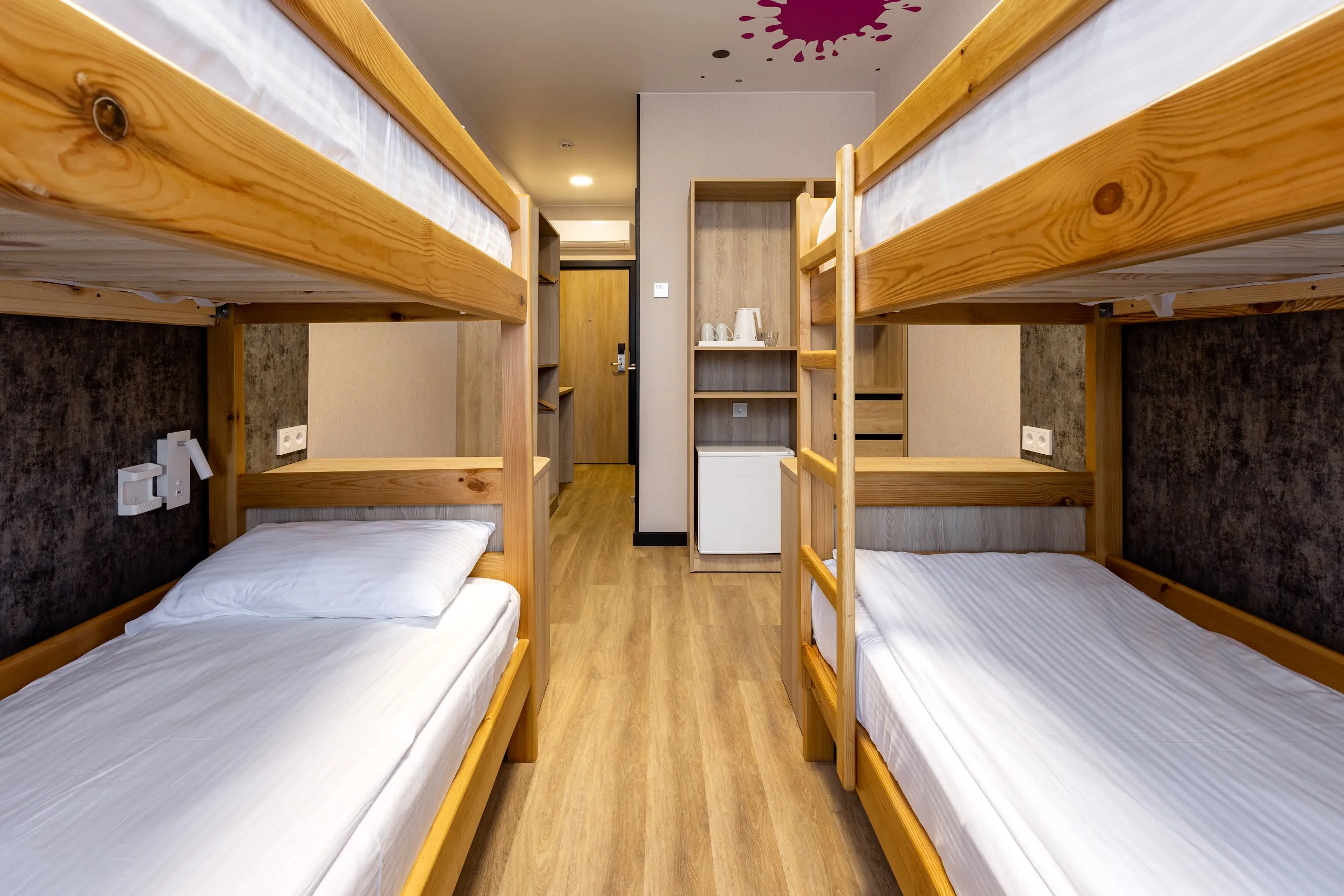 Номер проживания — вид на кровати