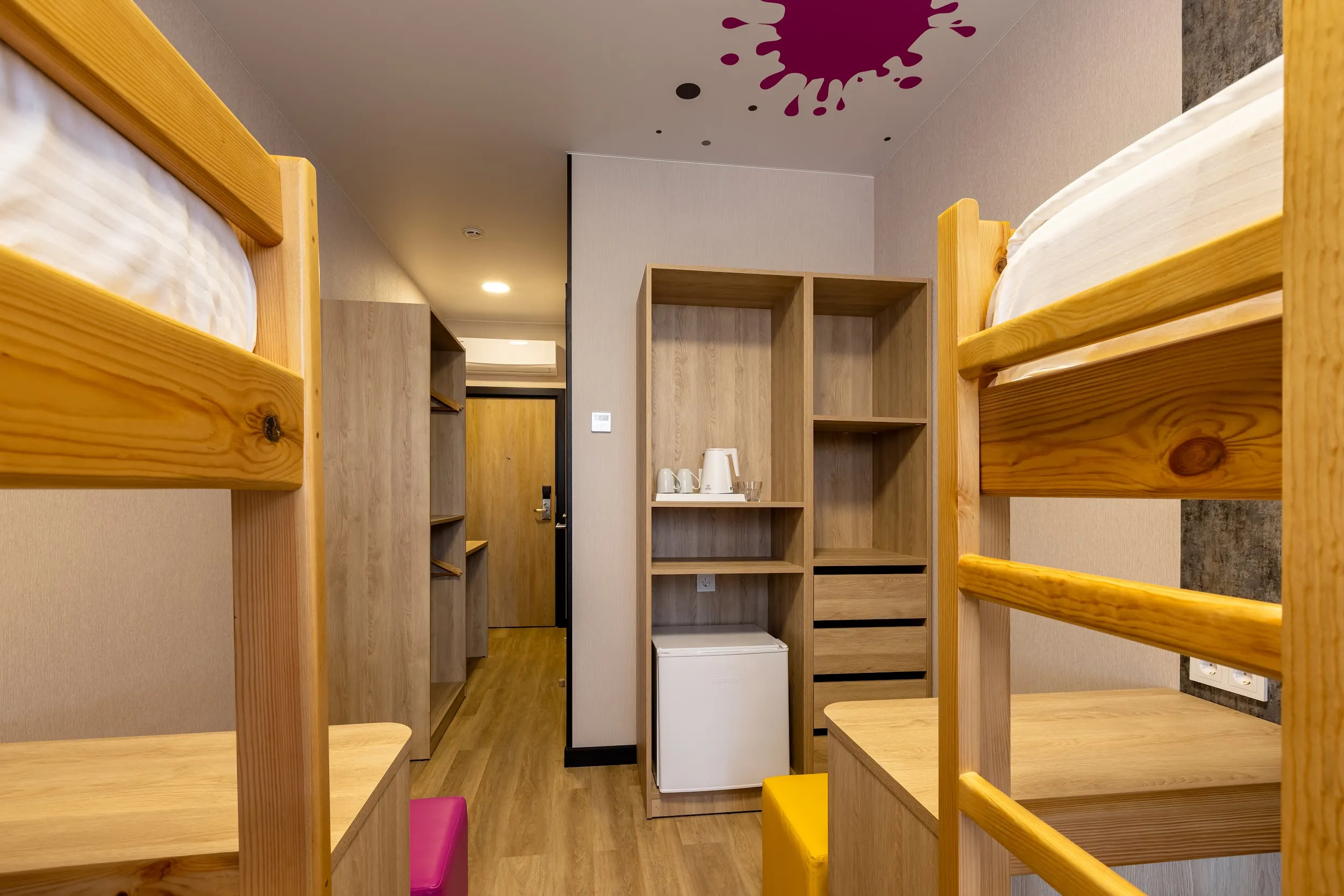 Шкаф и зона хранения в номере