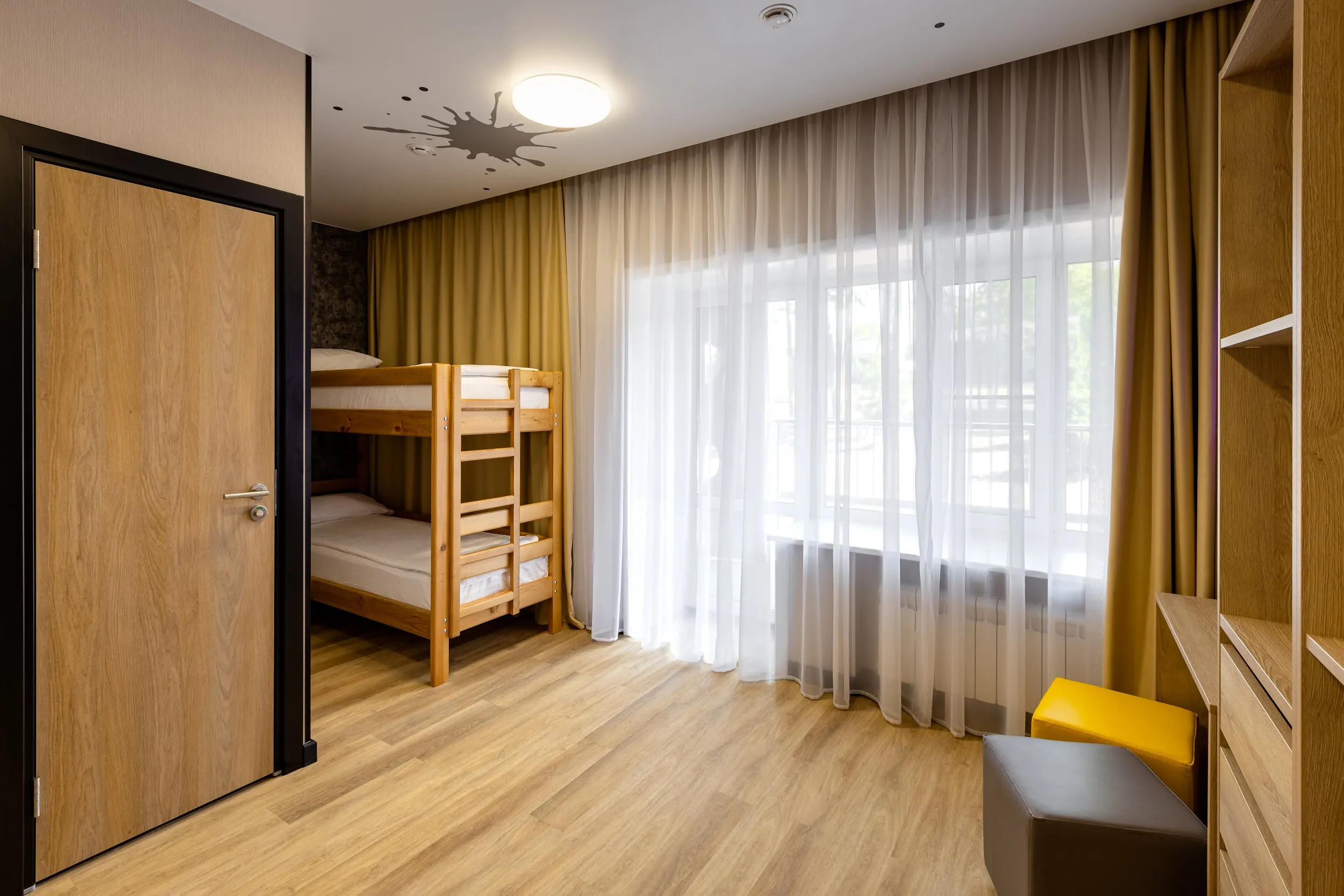 Просторный номер с окном